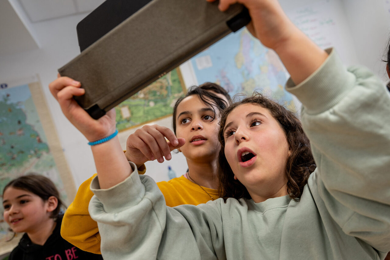 Staunen am Tablet: Mit einer speziellen App konnten sich die Kids die Sternenbilder anzeigen lassen