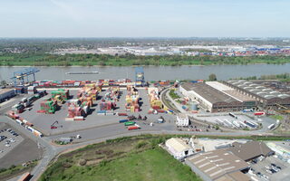Logport Süd Containerterminal und Rhein