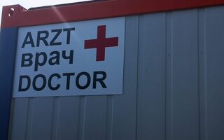 Container mit Arzt-Beschriftung