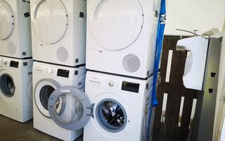 Waschmaschinen und Trockner übereinander gestapelt