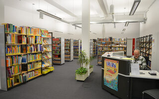 Eingangsbereich mit Infotheke zum Schulmedienzentrum in der Stadtbibliothek