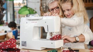 Ehrenamtlerin Elke Bettenkamp näht mit Kinder aus der KiTa Kalkweg