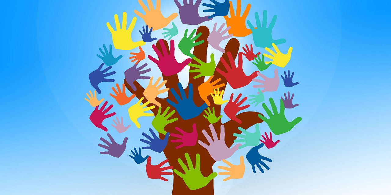 Ein Baum, dessen Blätter aus vielen bunten Händen bestehen