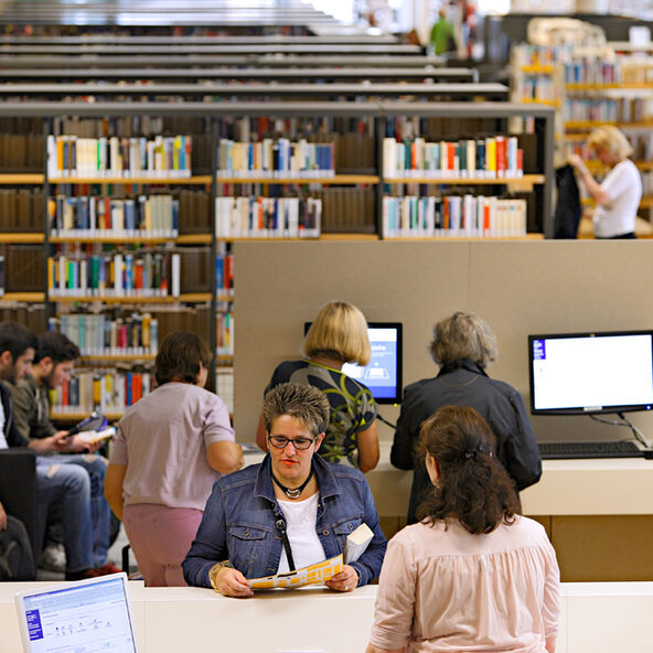 Menschen in der Bücherei