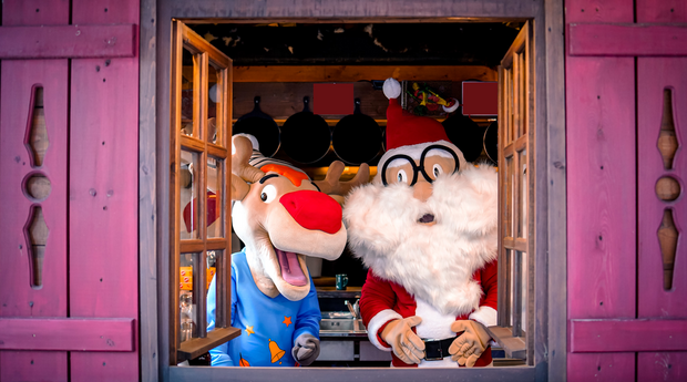 Die Figuren Nikki und Klausi schauen aus dem Fenster