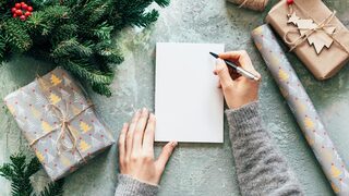 Zettel zwischen Weihnachtsdeko