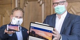 Oberbürgermeister Sören Link (rechts) und Stadtdirektor Martin Murrack treiben mit dem neuen Serviceportal der Stadt Duisburg die Digitalisierung der Verwaltung voran. Fotocredits: Uwe Köppen / Stadt Duisburg