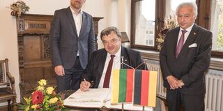 Foto (von links nach rechts: Oberbürgermeister Sören Link, Botschafter S.E. Ramunas Misiulis, Bürgermeister Volker Mosblech)