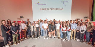 Oberbürgermeister Sören Link (2. von rechts) und Sportdezernent Martin Linne (1. von rechts) mit den geehrten Sportlerinnen und Sportlern