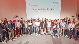 Oberbürgermeister Sören Link (2. von rechts) und Sportdezernent Martin Linne (1. von rechts) mit den geehrten Sportlerinnen und Sportlern