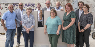 (v.l.) Jörg Neles und Winand Schneider (IMD), Bezirksbürgermeisterin Elvira Ulitzka, Thomas Krützberg (IMD), Oberbürgermeister Sören Link, Ratsfrau Andrea Demming-Rosenberg, Stadtentwicklungsdezernent Martin Linne, Jennifer Mennee (Einrichtungsleiterin), Gunther Zimmermann (Architekt) und Kerstin Schwarzer-Vogel (stellvertretende Kita-Leiterin)