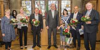 Oberbürgermeister Sören Link mit ehemaligen Duisburger Kommunalpolitikerinnen und -politikern, die sich den Ehrentitel als Stadtälteste und Stadtältester verdient haben: Ellen Pflug, Claudia Leiße, Manfred Slykers, Angelika Wedding (in Vertretung für ihren verstorbenen Ehemann Bernd Wedding), Gürsel Dogan und Rainer Enzweiler (v.l.).