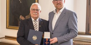 Oberbürgermeister Sören Link überreicht Reiner Wiedenbrück das Bundesverdienstkreuz
