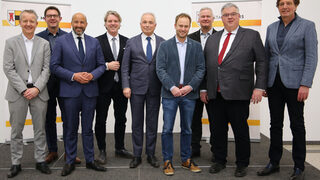 An der Jahrestagung nahmen folgende Amtsträger teil.  Im Bild von links nach rechts: Hubert Bruls (Nijmegen), René Verhulst (Ede), Ahmed Marcouch (Arnheim), Peter Messerschmidt (Apeldoorn), Dr. Stephan Keller (Düsseldorf), Stadtdirektor Martin Murrack (Duisburg), Christoph Fleischhauer (Moers). Das 100.000+Städtenetzwerk arbeitet auf Basis des Memorandums of Understanding aus dem Jahr 2017 in zahlreichen Themen in der Euregio Rhein-Waal zusammen.