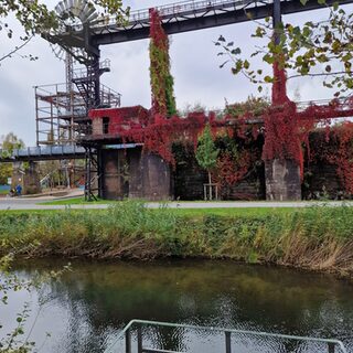 Landschaftspark Duisburg-Nord im Herbst mit Alter Emscher im Vordergrund