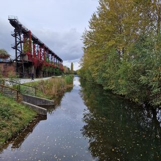 Landschaftspark Duisburg-Nord im Herbst mit Emscher