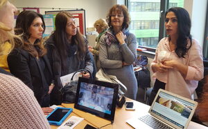 Eine Erzieherin erklärt den Einsatz von Labtops