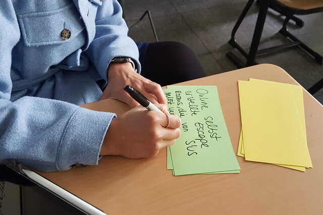 Eine Frau schreibt auf eine Karte