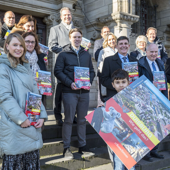 Vorstellung des Schulbuchs "DUISBURG Wie geht das?" des J.P. Bachem Verlags. Seami von der GGS Klosterstraße kennt das Buch bereits aus dem Unterricht und präsentiert die Titelseite