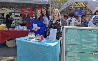 Frauen an einem Infostand