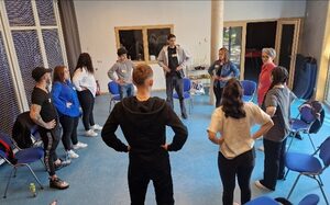 Menschen stehen in einem Kreis