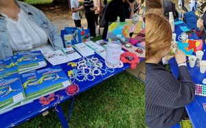 Kinder basteln an einem Tisch