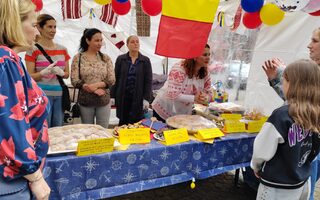 Menschen an einem bunten Stand