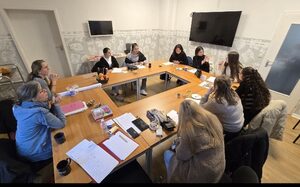 Schulungsteilnehmerinnen an einem Tisch