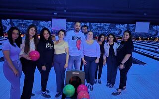 Eine Gruppe beim Bowling