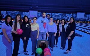 Eine Gruppe beim Bowling