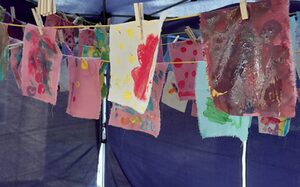 Bilder hängen zum Trocknen auf einer Leine