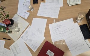 Blätter auf einem Tisch