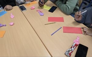 Stifte und Luftballons auf einem Tisch