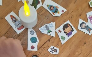 Karten auf einem Tisch