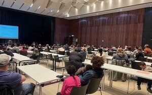 Menschen hören einen Vortrag