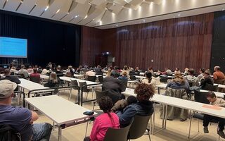 Menschen hören einen Vortrag