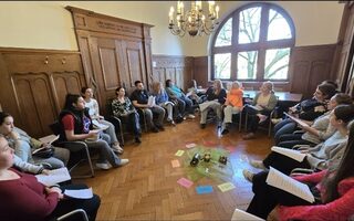 Menschen in einem Gesprächskreis