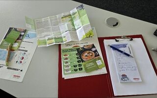 Infomaterial auf einem Tisch