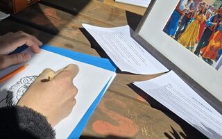 Eine Hand malt ein Bild