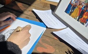 Eine Hand malt ein Bild