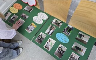 Eine Collage auf einem Tisch