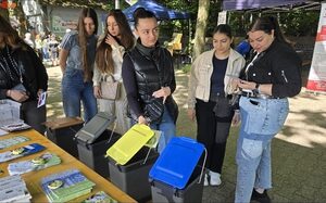 Junge Frauen an einem Infostand