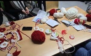 Wolle auf einem Tisch