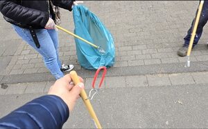 Menschen beim Müllsammeln