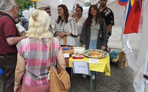 Frauen an einem Infostand
