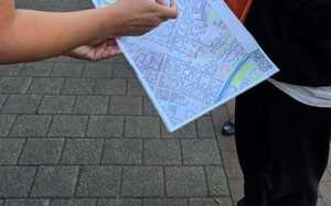 Mädchen zeigt Stadtplan