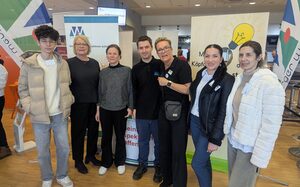 Gruppenbild vor einem Stand