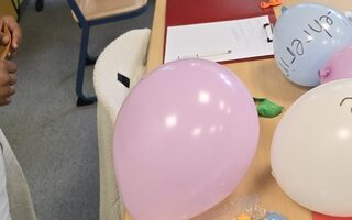 junge Menschen an einem Tisch