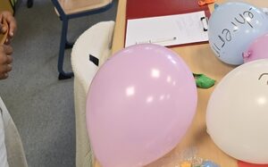 junge Menschen an einem Tisch