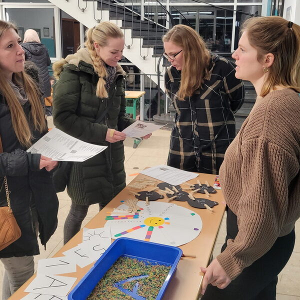 Interessierte an einem Infostand